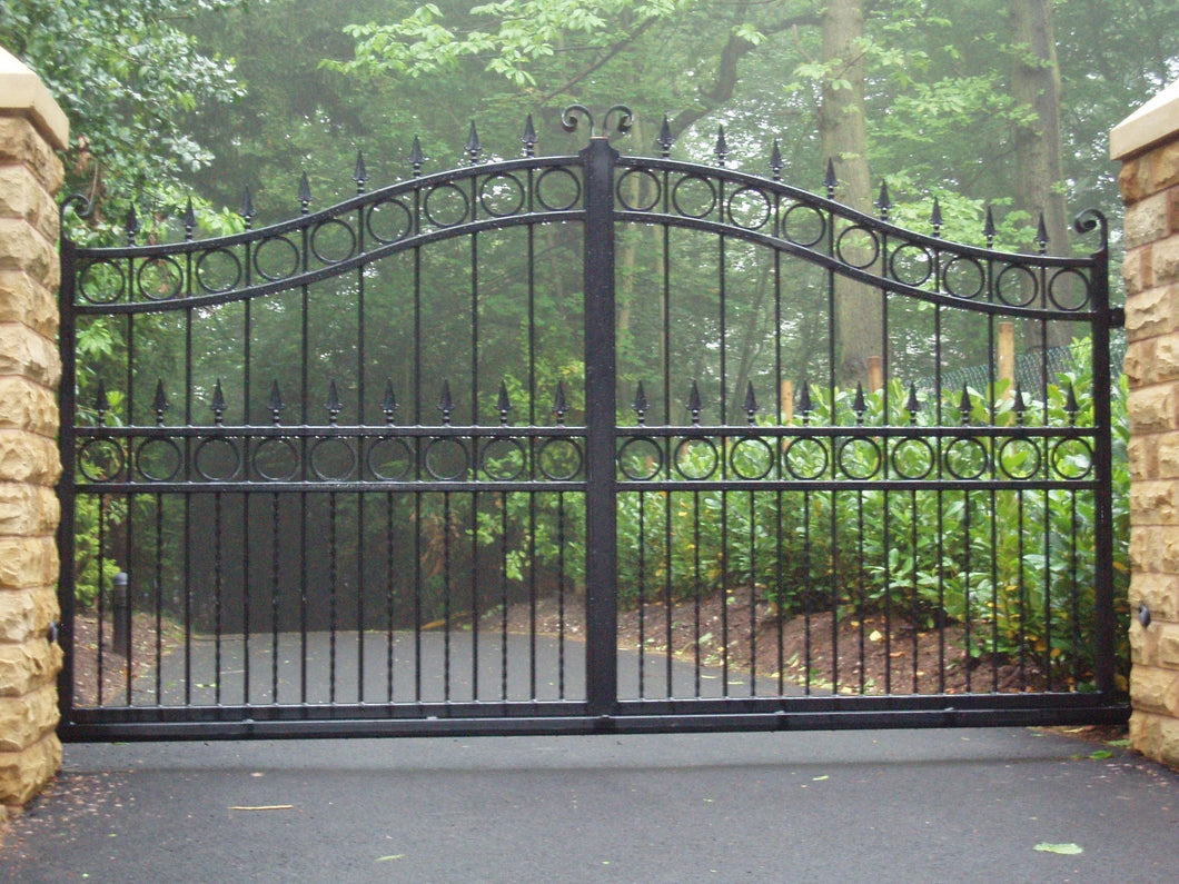 Over Arch Swing Gate with Alternating Pickets and Rings